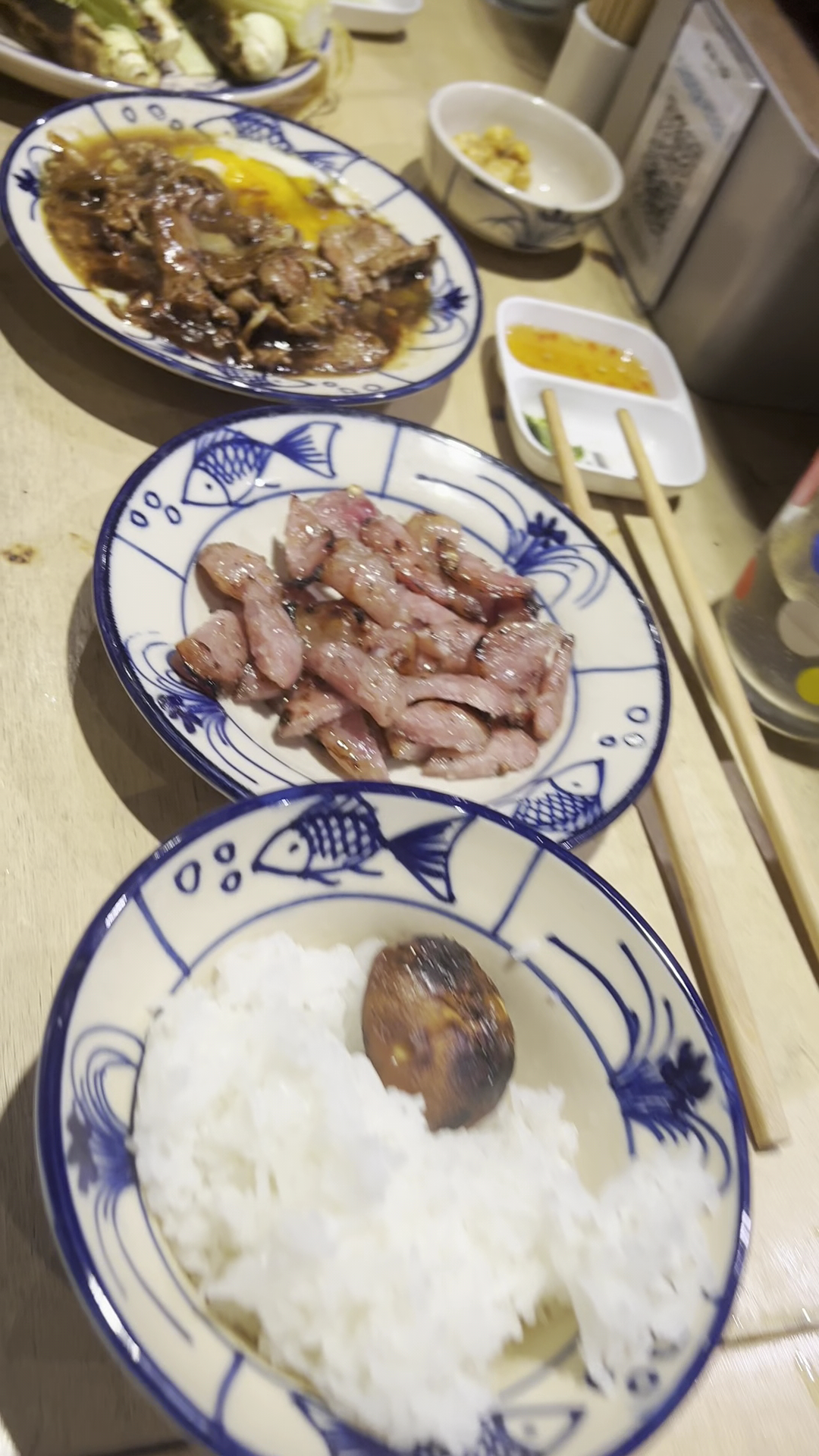 Phần cơm nướng dọn lên bàn — thịt vàng cháy cạnh, cơm trắng, rau xanh.